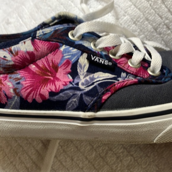 Vans - Picture 9 of 12